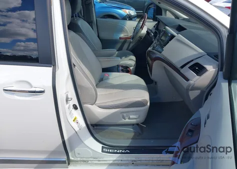 2011 Toyota Sienna Limited z USA, uszkodzony, nr VIN 5TDDK3DC5BS018611